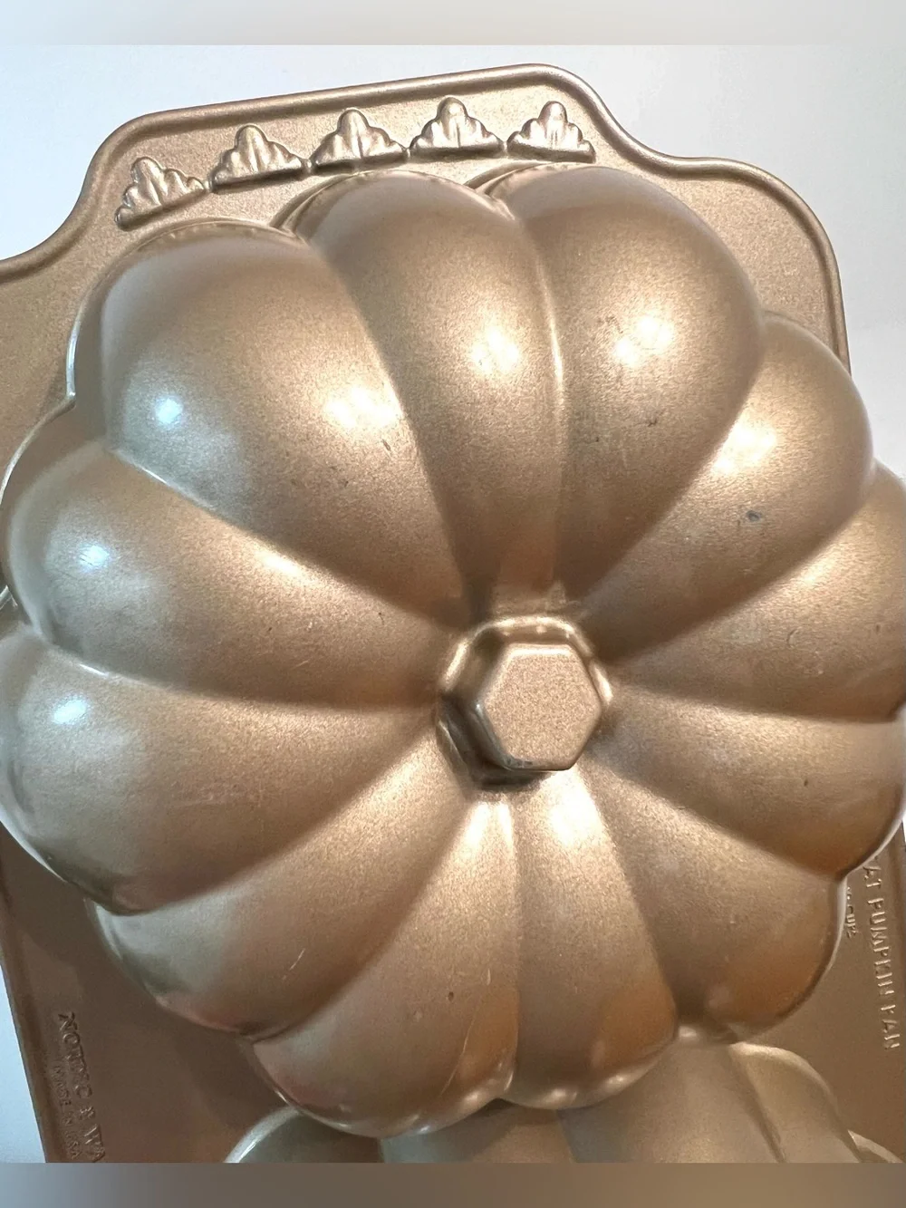 Nordic Ware Great Pumpkin Pan Heavy Cast Aluminum Baking Gold Finish 10 Cups USA